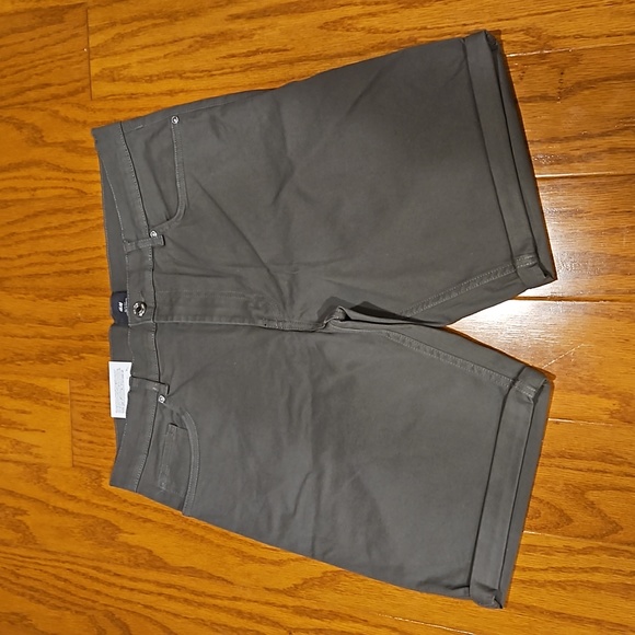 H&M Pants - NWT - H&M Army Green Knee Length Shorts